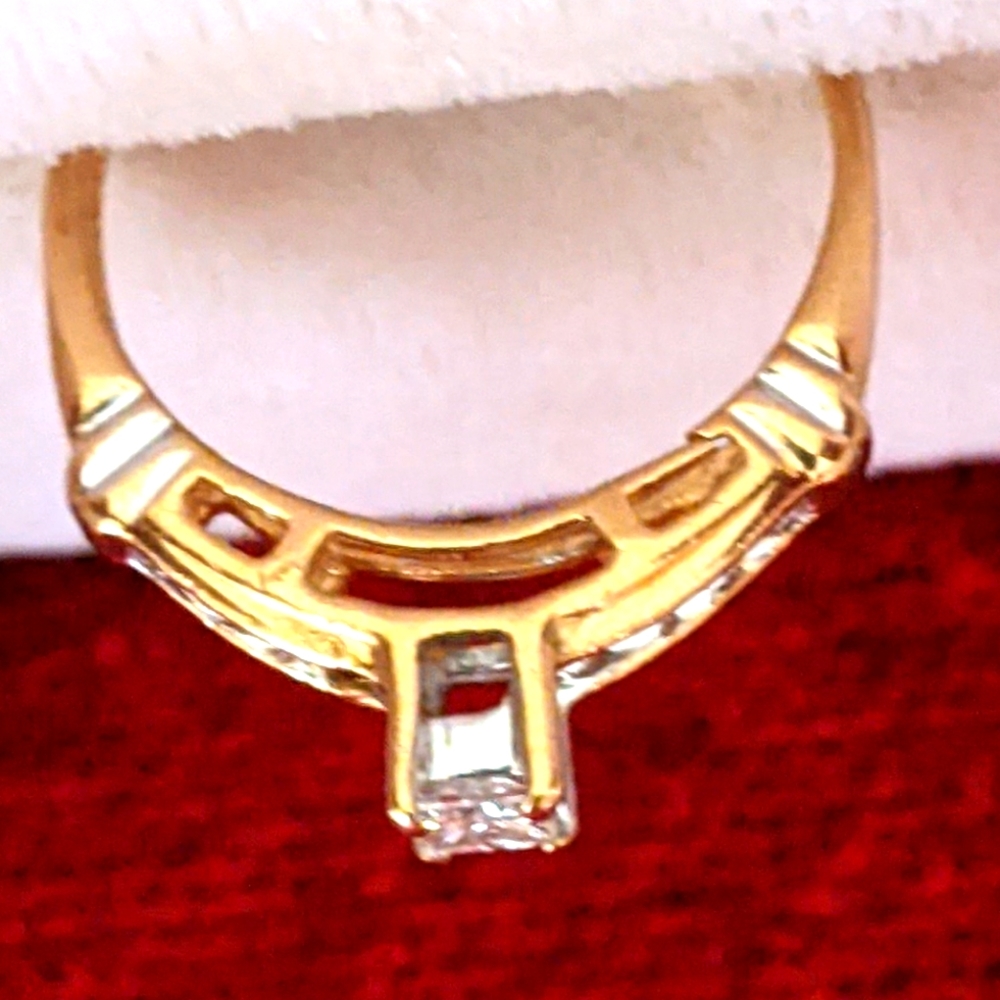 10K 💛GOLD WITH DIAMONDS RING - Picture 7 of 10
